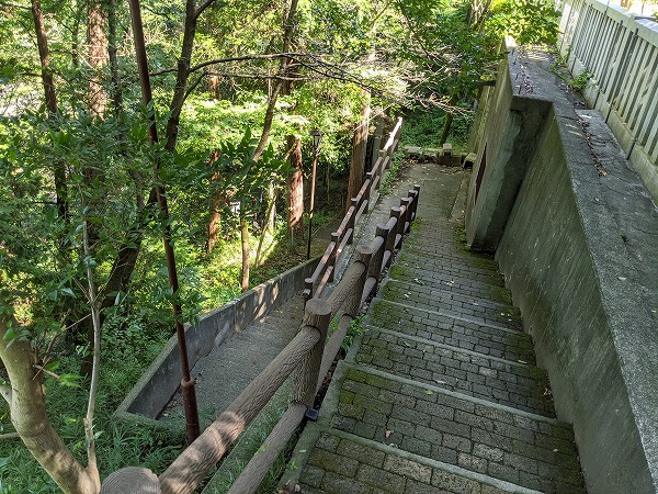穴澤天神社駐車場から水くみ場までの階段